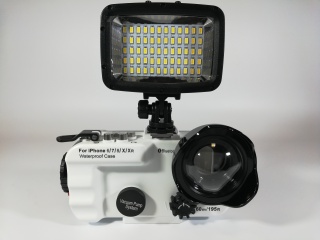 картинка Sea Frogs iPhone XR/X/6/7/8 Bluetoooth (white) +SL-101 для Apple iPhone XR/X/6/7/8 в комплекте с фонарем SL-101 от магазина DivingWolf