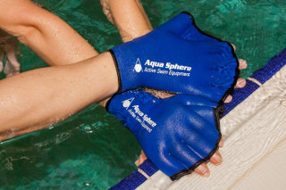 картинка Перчатки для плавания Aqua Sphere Swim Gloves от магазина DivingWolf