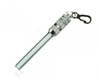 картинка Фонарик светодиодный Led с пластиковым карабином для крепления к снаряжению, на блистере от магазина DivingWolf