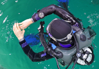 картинка Декомпрессиметр i300 на консоли с манометром от магазина DivingWolf